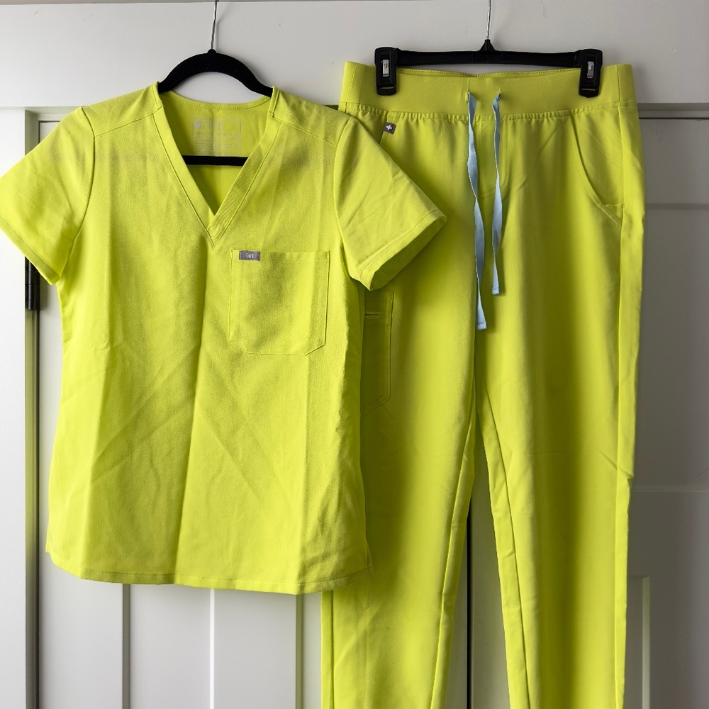 Catarina One-Pocket Scrub Top™ (XS) & Zamora Jogger Scrub Pant™ (S, Tall) SET